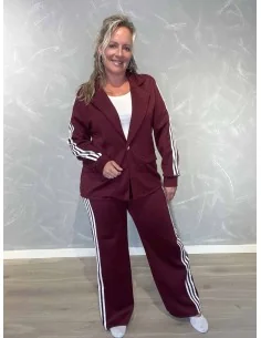 Bordeaux blazersæt i 55% bomuld og 45% polyester med 3 kontraststriber og vide bukser – TIPPY Collection TIPPY