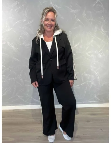 Sort blazersæt i 50% polyester, 45% viskose og 5% elastan med aftagelig hætte og striber – TIPPY Collection TIPPY