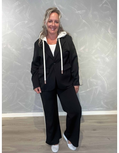 Sort blazersæt i 50% polyester, 45% viskose og 5% elastan med aftagelig hætte og striber – TIPPY Collection TIPPY