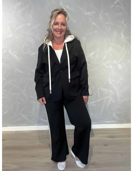 Sort blazersæt i 50% polyester, 45% viskose og 5% elastan med aftagelig hætte og striber – TIPPY Collection TIPPY
