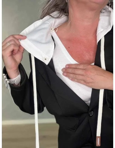 Aftagelig hætte og stribedetaljer på sort blazersæt – TIPPY