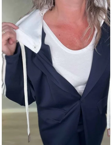 Aftagelig hætte og stribedetaljer på navy blazersæt – TIPPY