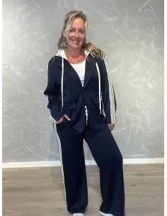 Navy blazersæt i 50% polyester, 45% viskose og 5% elastan med aftagelig hætte og striber – TIPPY Collection TIPPY