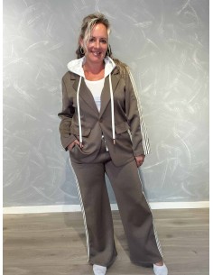 Taupe blazersæt i 50% polyester, 45% viskose og 5% elastan med aftagelig hætte og striber – TIPPY Collection TIPPY