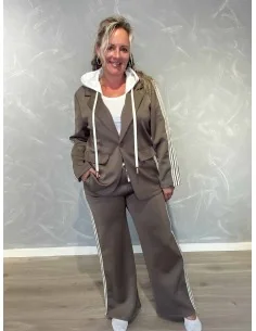 Taupe blazersæt i 50% polyester, 45% viskose og 5% elastan med aftagelig hætte og striber – TIPPY Collection TIPPY
