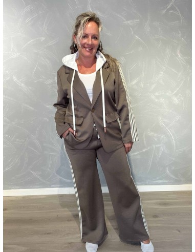 Taupe blazersæt i 50% polyester, 45% viskose og 5% elastan med aftagelig hætte og striber – TIPPY Collection TIPPY