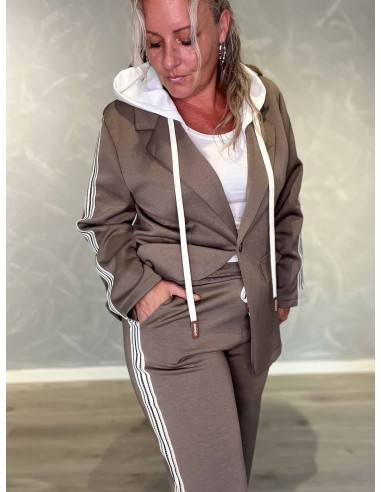 Nærbillede af lommer på polyester og viskose blazersæt – TIPPY