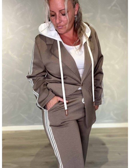 Nærbillede af lommer på polyester og viskose blazersæt – TIPPY