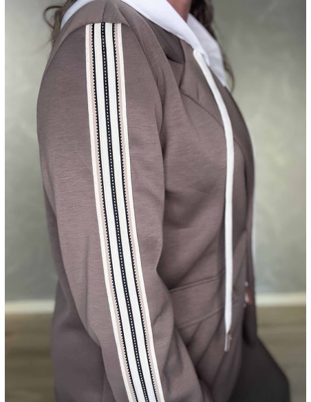 Nærbillede af stribedetaljer på polyester og viskose blazersæt – TIPPY