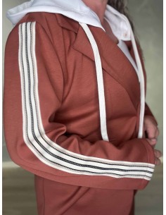 “Rust blazersæt i 50% polyester, 45% viskose og 5% elastan med aftagelig hætte og striber – TIPPY Collection TIPPY 2