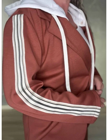 Nærbillede af stribedetaljer på polyester og viskose blazersæt – TIPPY