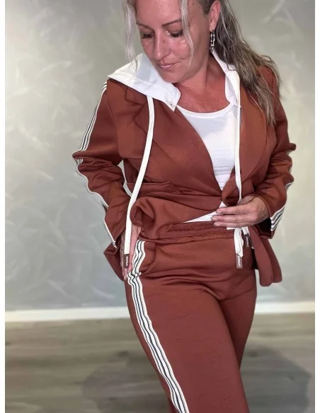 Nærbillede af stribedetaljer på polyester og viskose blazersæt – TIPPY