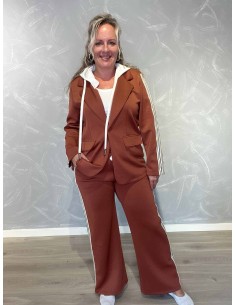 “Rust blazersæt i 50% polyester, 45% viskose og 5% elastan med aftagelig hætte og striber – TIPPY Collection TIPPY