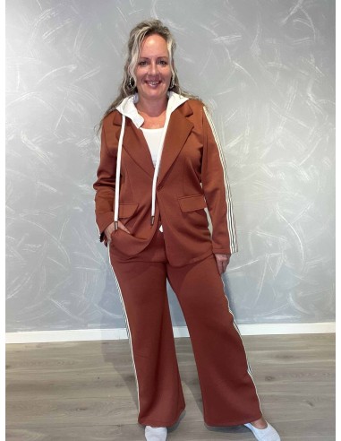 “Rust blazersæt i 50% polyester, 45% viskose og 5% elastan med aftagelig hætte og striber – TIPPY Collection TIPPY