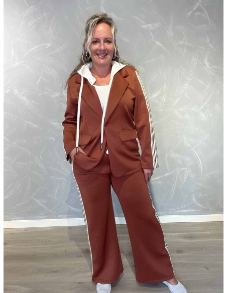 “Rust blazersæt i 50% polyester, 45% viskose og 5% elastan med aftagelig hætte og striber – TIPPY Collection TIPPY