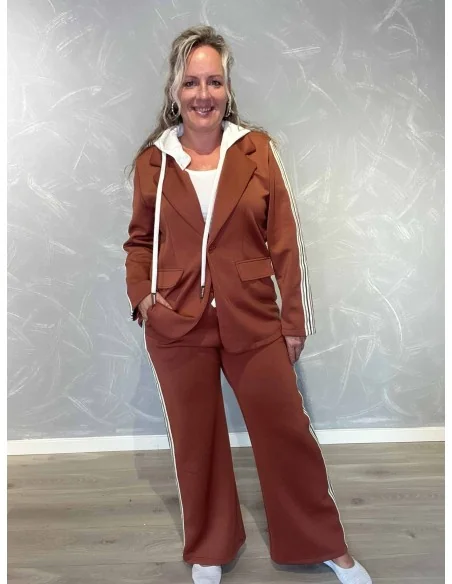 “Rust blazersæt i 50% polyester, 45% viskose og 5% elastan med aftagelig hætte og striber – TIPPY Collection TIPPY