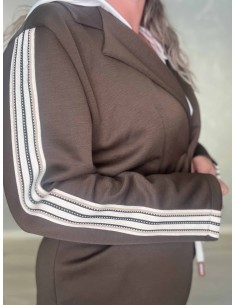 Brunt blazersæt i 50% polyester, 45% viskose og 5% elastan med aftagelig hætte og striber – TIPPY Collection TIPPY 2