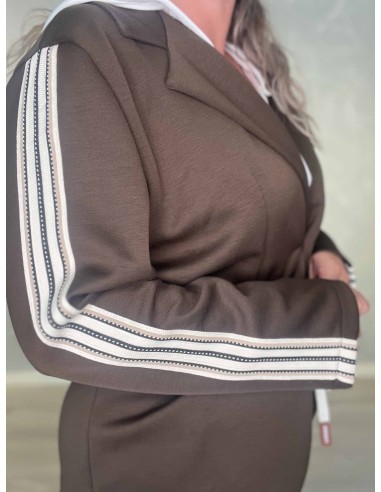 Nærbillede af stribedetaljer på polyester og viskose blazersæt – TIPPY