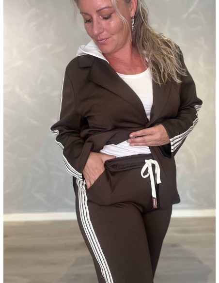 Nærbillede af lommer på polyester og viskose blazersæt – TIPPY