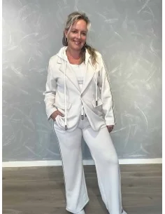 Sand blazersæt i 50% polyester, 45% viskose og 5% elastan med aftagelig hætte og striber – TIPPY Collection TIPPY