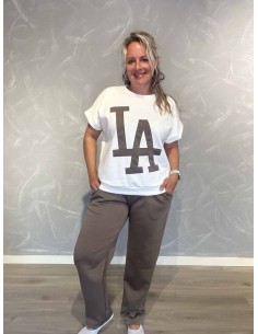 Taupe sweatsæt i 50% polyester, 45% viskose og 5% elastan med stort LA-logo og korte ærmer – TIPPY Collection TIPPY