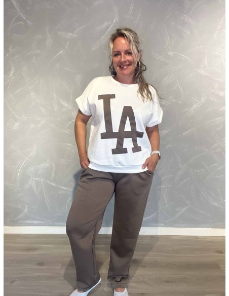 Taupe sweatsæt i 50% polyester, 45% viskose og 5% elastan med stort LA-logo og korte ærmer – TIPPY Collection TIPPY