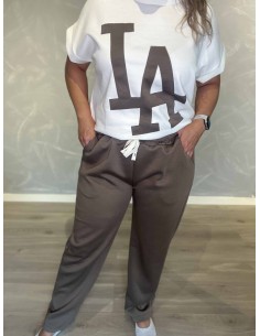 Taupe sweatsæt i 50% polyester, 45% viskose og 5% elastan med stort LA-logo og korte ærmer – TIPPY Collection TIPPY 2