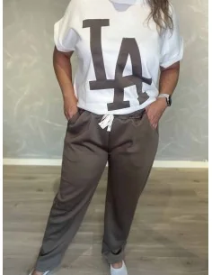 Taupe sweatsæt i 50% polyester, 45% viskose og 5% elastan med stort LA-logo og korte ærmer – TIPPY Collection TIPPY 2