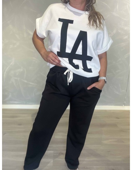 Stort kontrastfarvet LA-logo på sort sweatsæt – TIPPY