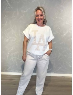 Sand sweatsæt i 50% polyester, 45% viskose og 5% elastan med stort LA-logo og korte ærmer – TIPPY Collection TIPPY