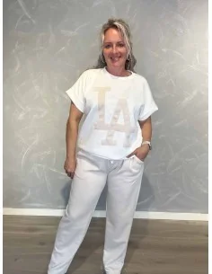 Sand sweatsæt i 50% polyester, 45% viskose og 5% elastan med stort LA-logo og korte ærmer – TIPPY Collection TIPPY
