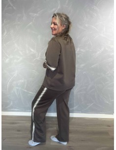 Taupe sæt i 50% polyester, 45% viskose og 5% elastan med løs bluse og vide bukser – TIPPY Italian Select TIPPY 2