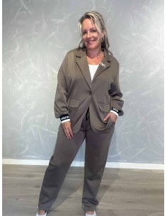 Taupe blazersæt i 50% polyester, 45% viskose og 5% elastan med vidde bukser og MINMIN detaljer – TIPPY Italian Select TIPPY