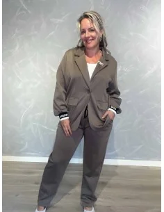Taupe blazersæt i 50% polyester, 45% viskose og 5% elastan med vidde bukser og MINMIN detaljer – TIPPY Italian Select TIPPY