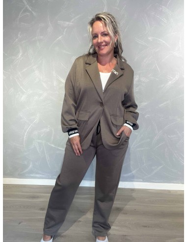 Taupe blazersæt i 50% polyester, 45% viskose og 5% elastan med vidde bukser og MINMIN detaljer – TIPPY Italian Select TIPPY
