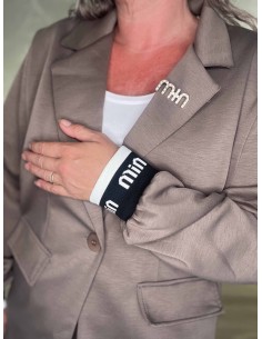 Taupe blazersæt i 50% polyester, 45% viskose og 5% elastan med vidde bukser og MINMIN detaljer – TIPPY Italian Select TIPPY 2
