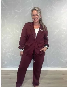 Bordeaux blazersæt i 50% polyester, 45% viskose og 5% elastan med vidde bukser og MINMIN detaljer – TIPPY Italian Select TIPPY