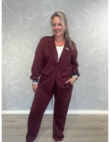 Bordeaux blazersæt i 50% polyester, 45% viskose og 5% elastan med vidde bukser og MINMIN detaljer – TIPPY Italian Select TIPPY