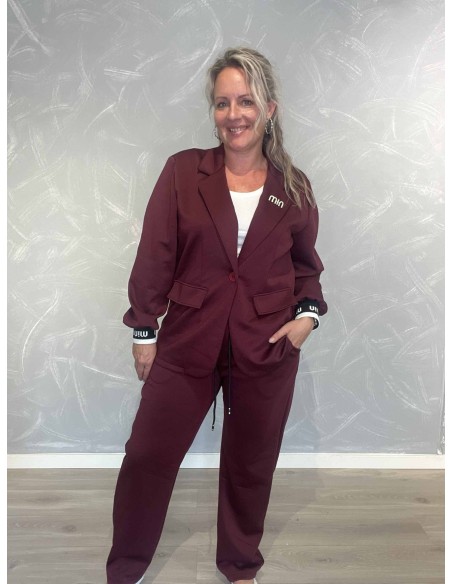 Bordeaux blazersæt i 50% polyester, 45% viskose og 5% elastan med vidde bukser og MINMIN detaljer – TIPPY Italian Select TIPPY
