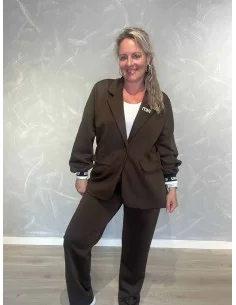 Brunt blazersæt i 50% polyester, 45% viskose og 5% elastan med vidde bukser og MINMIN detaljer – TIPPY Italian Select TIPPY