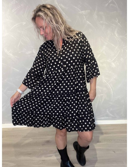 Nærbillede af prikket design og knapper på viskose kjole – TIPPY