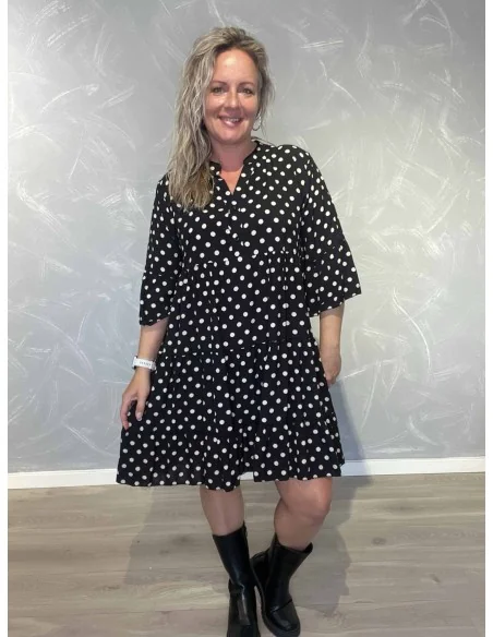 Sort kjole i 100% viskose med prikker og flæsedetaljer – TIPPY Italian Select TIPPY