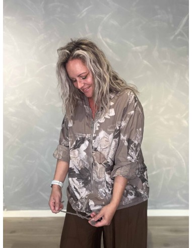 Hætte, snøre og lynlås på taupe let jakke med blomsterprint – TIPPY