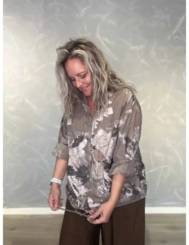 Hætte, snøre og lynlås på taupe let jakke med blomsterprint – TIPPY