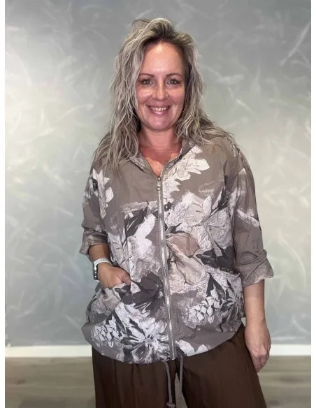 Taupe let jakke i 100% bomuld med blomsterprint og hætte – TIPPY Collection TIPPY