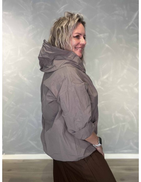 Bagside af taupe ensfarvet let jakke til kvinder – TIPPY