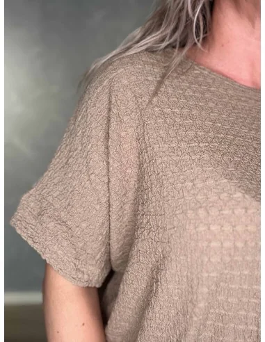 Bæk og bølge-struktur og elastik i bund på taupe bluse – TIPPY