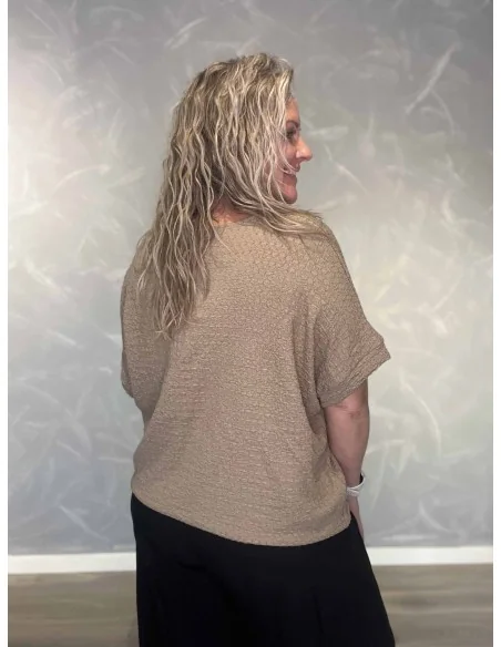 Bagside af taupe bluse til kvinder med elastik i bund – TIPPY