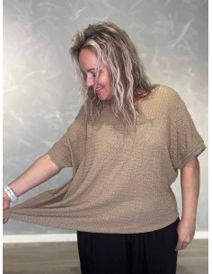Taupe bluse i 95% viskose og 5% elastan med struktur og elastik i bund – TIPPY Collection TIPPY 2