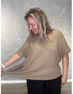 Taupe bluse i 95% viskose og 5% elastan med struktur og elastik i bund – TIPPY Collection TIPPY 2